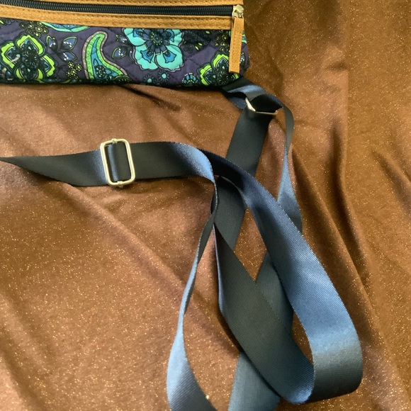 New Crossbody Quilted Purse w/ Multiple Zippered Pockets, adjustable strap - Picture 6 of 7